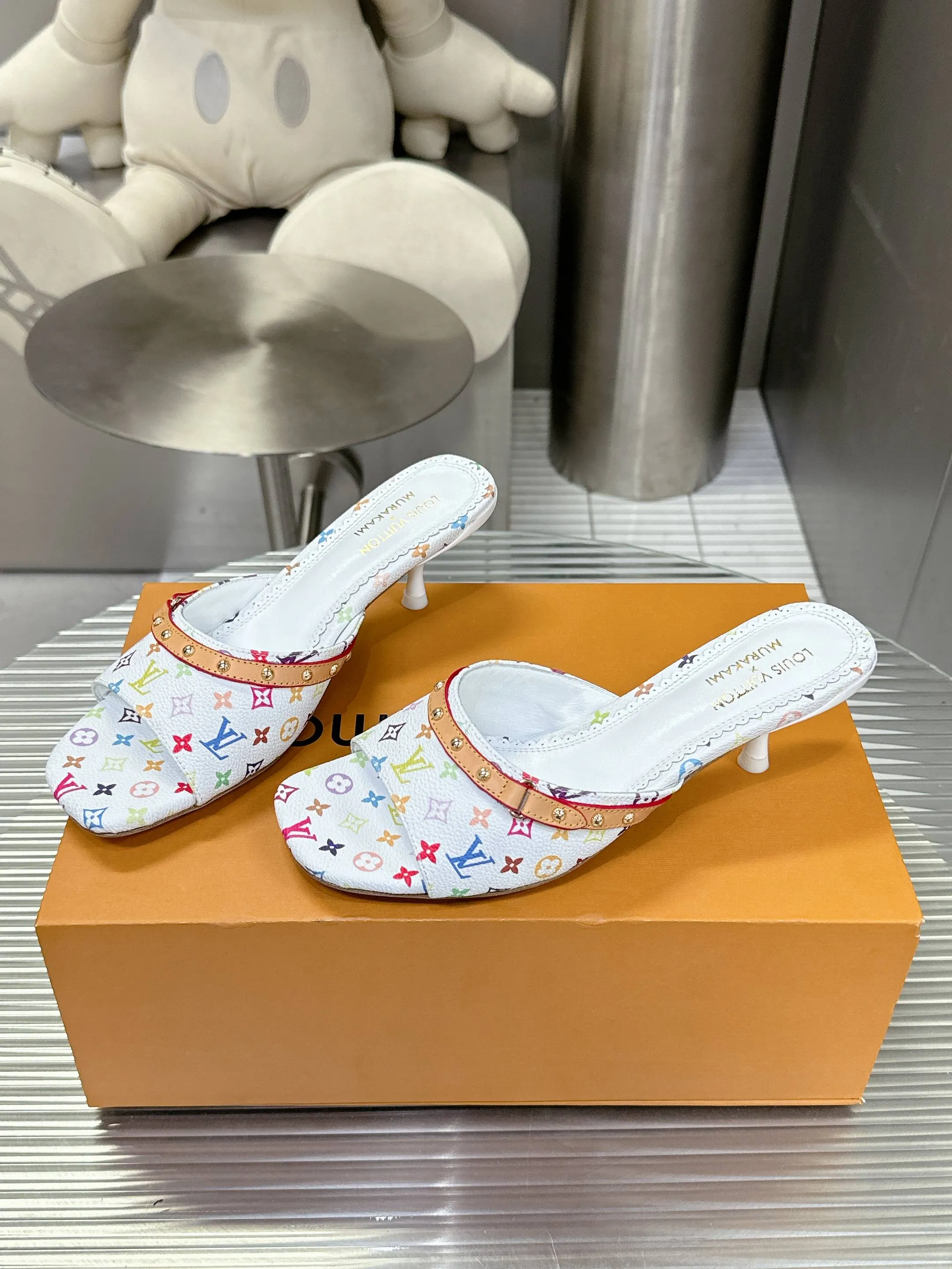 👟👟Ex-factory price 480👟👟 Cat heels 5.5Cmm [Genuine leather outsole] 𝐋𝐨𝐮𝐢𝐬 𝐕𝐮𝐢𝐭𝐭𝐨𝐧 24S spring and summer new denim denim cat heels series Lv presbyopia becomes more and more attractive the more you look at it Adding denim adds a bit more playfulness. It looks great when paired with shorts, short skirts and wide-leg trousers in summer. Kitten heels also have a certain height. A must-have for sisters in summer. Sizes 35-42